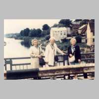 105-1555 V.l. Herta Struwe, Irma Godau u. Gerda Schwermer , im Jahre 1997 an der Deime in Tapiau.jpg